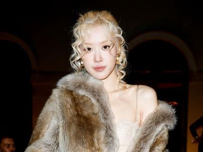 8 Foto Adu Gaya Rose dan Jisoo BLACKPINK di Paris Fashion Week 2024
