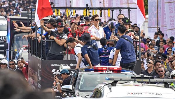 Semarak Parade Pebalap MotoGP di Lombok