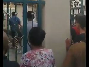 Video Aksi Wanita di Makassar Bacok Ibunya Gegara Ditegur Bersihkan Rumah