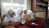 Serunya Anak-anak Membaca di Kereta Perpustakaan