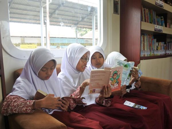 Serunya Anak-anak Membaca di Kereta Perpustakaan