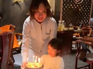 7 Foto Kompak Shandy Aulia Temani Anak Beri Kejutan Ultah Untuk Mantan Suami