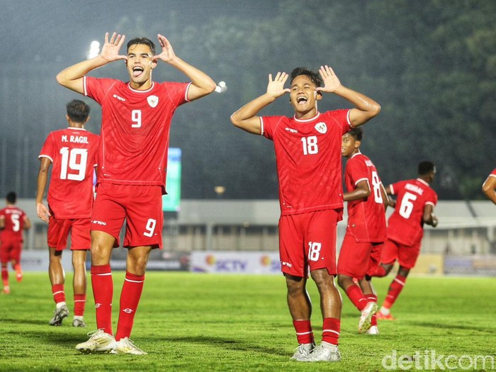 Timnas Indonesia U-20 vs Maladewa bertemu di matchday pertama Grup F Kualifikasi Piala Asia U-20 2025. Indonesia vs Maladewa berlangsung di Stadion Madya, Senayan, Rabu (25/9/2024) malam WIB. Hujan gol terjadi di babak kedua.