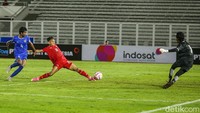 Sebuah kemelut terjadi di kotak penalti. Namun, sebuah bola liar gagal dimanfaatkan oleh Toni Firmansyah. 