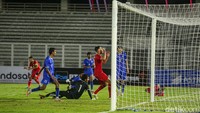 Semenit berselang Indonesia juga dapat peluang. Bola tembakan Mufli Hidayat masih bisa ditepis kiper Mohamed Yaameen. 