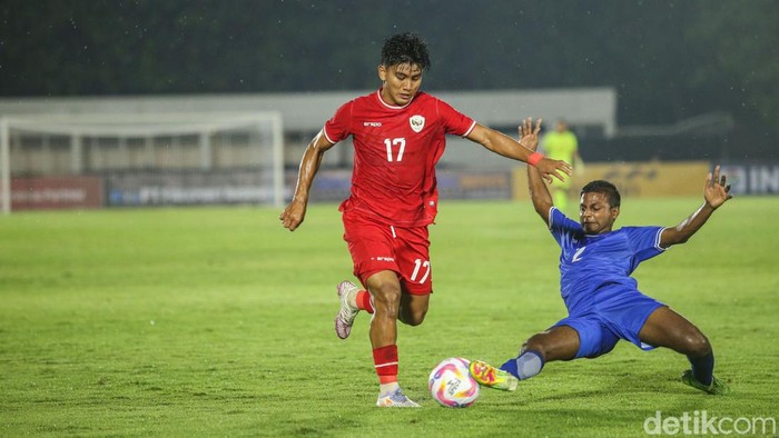 Timnas Indonesia U-20 vs Maladewa bertemu di matchday pertama Grup F Kualifikasi Piala Asia U-20 2025. Di babak pertama skor masih imbang 0-0. Indonesia vs Maladewa berlangsung di Stadion Madya, Senayan, Rabu (25/9/2024) malam WIB.