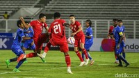 Maladewa menumpuk banyak pemain di kotak penalti. Hal itu yang membuat Indonesia kesulitan mendapatkan gol sampai menit ke-20. 