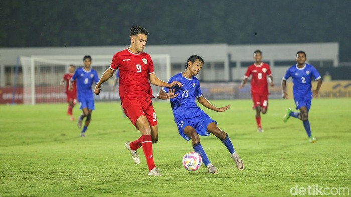 Timnas Indonesia U-20 vs Maladewa bertemu di matchday pertama Grup F Kualifikasi Piala Asia U-20 2025. Di babak pertama skor masih imbang 0-0. Indonesia vs Maladewa berlangsung di Stadion Madya, Senayan, Rabu (25/9/2024) malam WIB.