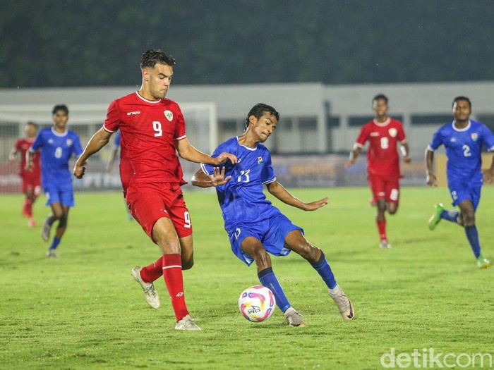 Timnas Indonesia U-20 vs Maladewa bertemu di matchday pertama Grup F Kualifikasi Piala Asia U-20 2025. Di babak pertama skor masih imbang 0-0. Indonesia vs Maladewa berlangsung di Stadion Madya, Senayan, Rabu (25/9/2024) malam WIB.