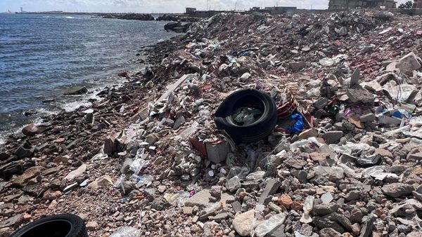 TPS Ditutup, Warga Libya Buang Sampah ke Pantai