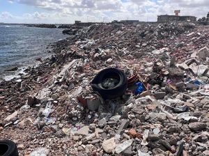 TPS Ditutup, Warga Libya Buang Sampah ke Pantai TPS Ditutup, Warga Libya Buang Sampah ke Pantai