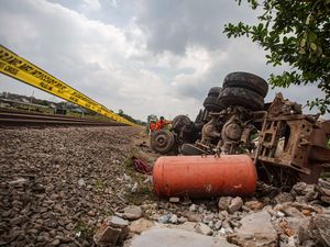 Pengakuan Sopir Truk Temper KA Taksaka di Bantul: Tidak Lihat Tanda Palang Pengakuan Sopir Truk Temper KA Taksaka di Bantul: Tidak Lihat Tanda Palang