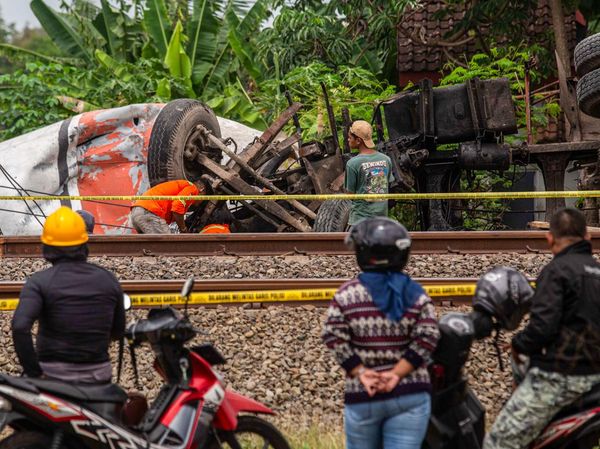 Truk Molen Ringsek Tertabrak KA Taksaka di Yogyakarta