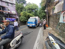 Truk Muatan Hebel Mogok di Jalan Sawangan, Sempat Bikin Macet