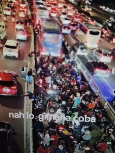 Video sejumlah pemotor terjebak bertumpuk di busway viral di medsos. Para pemotor itu berkerubung 'menyemut' karena ada bus Transjakarta mogok. (repro Instagram)