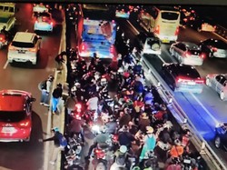 Viral Pemotor Menyemut Terjebak di Busway gegara Bus TransJ Mogok