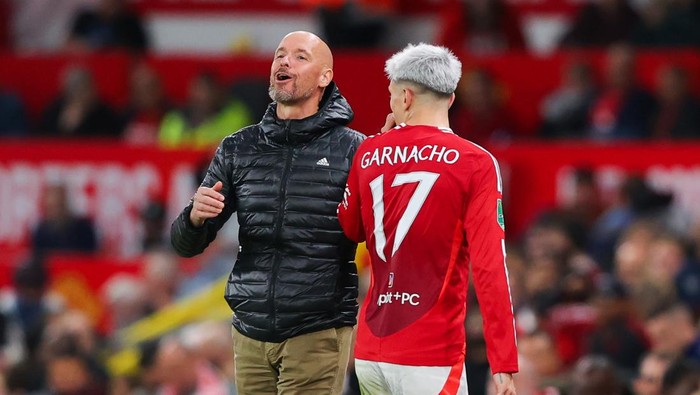 MANCHESTER, ENGLAND - SEPTEMBER 17: Erik ten Hag, manager of Manchester United, embraces Alejandro Garnacho of Manchester United as he is substituted during the Carabao Cup Third Round match between Manchester United and Barnsley at Old Trafford on September 17, 2024 in Manchester, England. (Photo by James Gill - Danehouse/Getty Images)