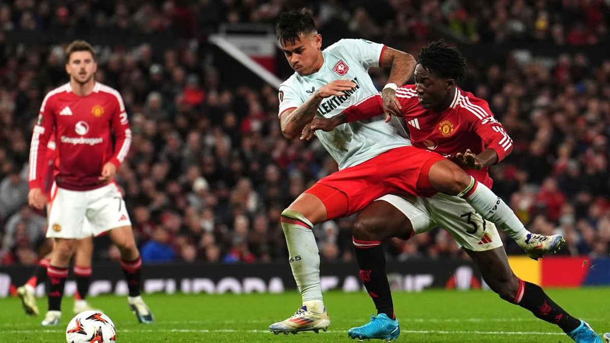 Bek Twente, Mees Hilgers, saat melawan Manchester United di Liga Europa. (Foto: PA Images via Getty Images/Martin Rickett - PA Images)