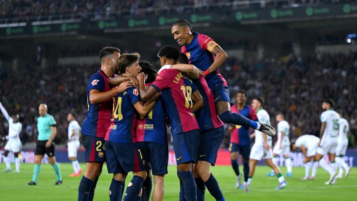BARCELONA, SPAIN - SEPTEMBER 25: Robert Lewandowski of FC Barcelona (obscured) celebrates scoring his teams first goal with teammates during the La Liga EA Sports match between FC Barcelona and Getafe CF  at Camp Nou on September 25, 2024 in Barcelona, Spain. (Photo by David Ramos/Getty Images)