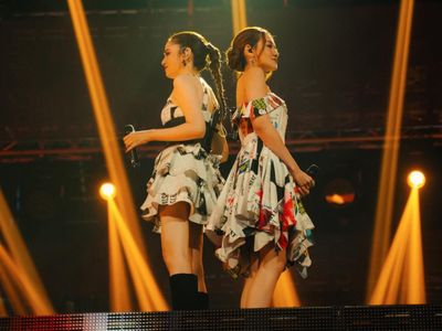 Gaya Kembar Aaliyah Massaid Duet Bareng Syifa Hadju, Pakai Gaun Koran Vintage