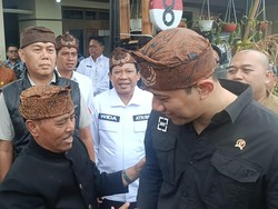 AHY Serahkan 30 Sertifikat Elektronik ke Masyarakat Tengger Probolinggo