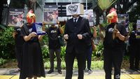 Aksi Teatrikal Desak Restoran Terapkan Kebijakan Bebas Sangkar