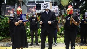 Aksi Teatrikal Desak Restoran Terapkan Kebijakan Bebas Sangkar