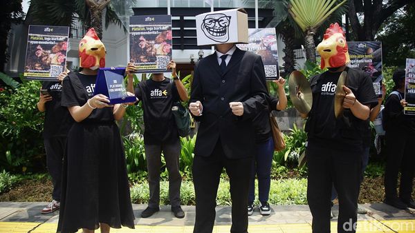 Aksi Teatrikal Desak Restoran Terapkan Kebijakan Bebas Sangkar
