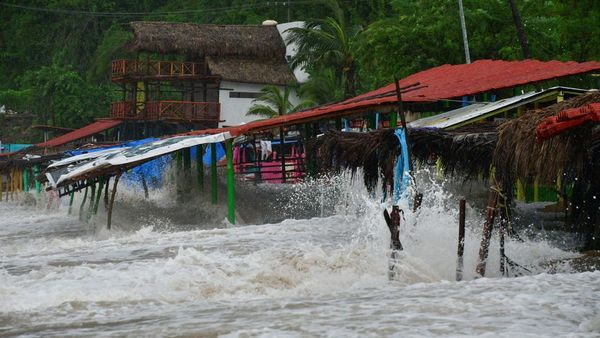 Badai Tropis John Hantam Pesisir Pasifik Meksiko