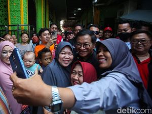 Video Momen Pramono Dimintai Amplop oleh Emak-emak di Jakut