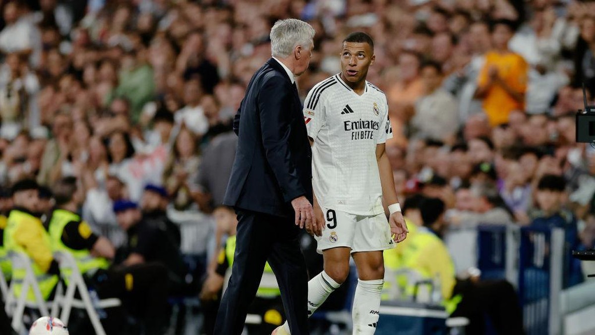 Carlo Ancelotti (kiri) dan Kylian Mbappe. Foto: Getty Images/Soccrates Images