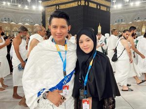 Bahagia Chand Kelvin Tahu Istri Hamil saat Umrah Bareng Bahagia Chand Kelvin Tahu Istri Hamil saat Umrah Bareng