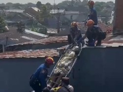 Damkar Evakuasi Pekerja Bangunan Tewas Tersetrum Saat Perbaiki Atap di Bogor