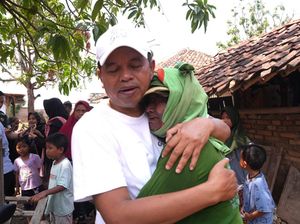 Blusukan Dedi Mulyadi Temui Warga Indramayu Tinggal di Kandang Kambing