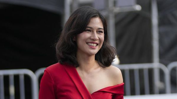 7 Penampilan Menawan Dian Sastrowardoyo Bergaun Merah di Seoul Drama Awards