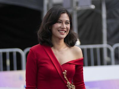 7 Penampilan Menawan Dian Sastrowardoyo Bergaun Merah di Seoul Drama Awards
