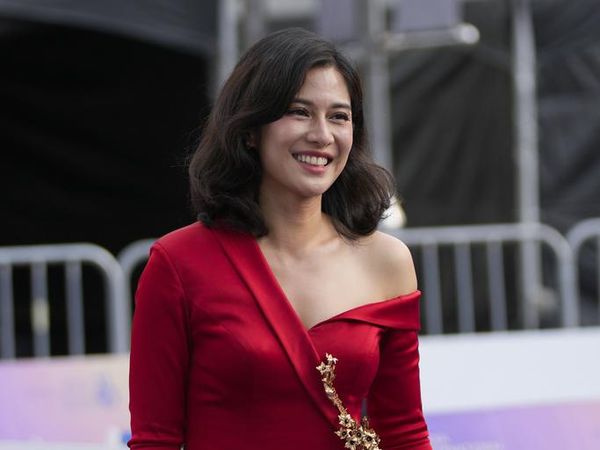 7 Penampilan Menawan Dian Sastrowardoyo Bergaun Merah di Seoul Drama Awards