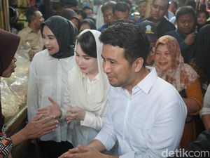 Kampanye Perdana di Sidoarjo, Emil Dardak Blusukan ke Pasar Larangan Kampanye Perdana di Sidoarjo, Emil Dardak Blusukan ke Pasar Larangan