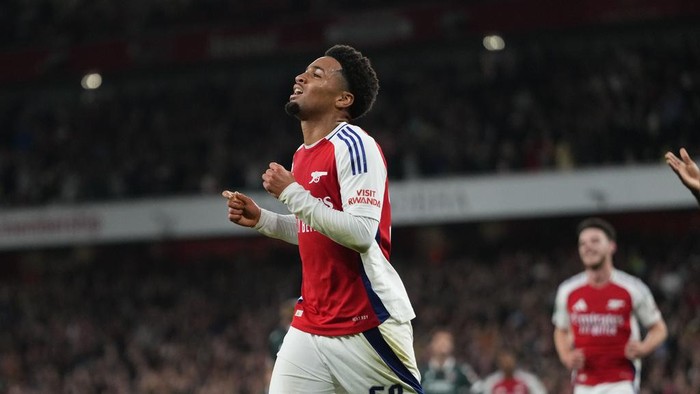 Arsenals Ethan Nwaneri celebrates after scored his sides the second goal during the English League Cup third round soccer match between Arsenal and Bolton Wanderers at the Emirates stadium in London, Wednesday, Sept. 25, 2024. (AP Photo/Kirsty Wigg