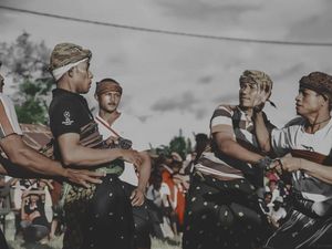 Tradisi Etu, Tinju Adat Nagekeo: Kucuran Darah yang Dipercaya Suburkan Tanah Tradisi Etu, Tinju Adat Nagekeo: Kucuran Darah yang Dipercaya Suburkan Tanah