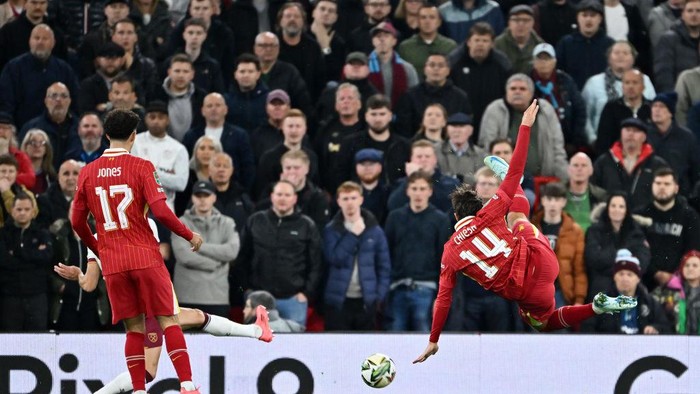 LIVERPOOL, ENGLAND - SEPTEMBER 25: Federico Chiesa of Liverpool passes the ball prior to Diogo Jota of Liverpool (not pictured) scores his teams first goal during the Carabao Cup Third Round match between Liverpool and West Ham United at Anfield on September 25, 2024 in Liverpool, England. (Photo by Dan Mullan/Getty Images)