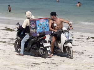 Pebalap Moto2 Cosplay Jadi Pedagang Es Krim di Lombok