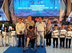 Pemberian Kaki Palsu Warnai Rangkaian HUT ke-69 Lalu Lintas di Polda Jatim