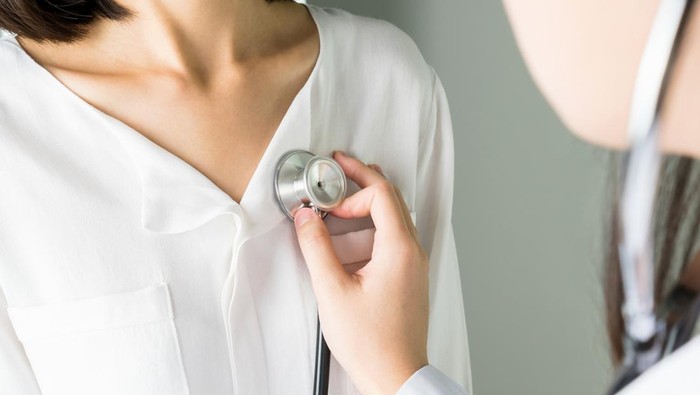 Doctor is using a stethoscope for patients patient examination. To hear the heart rate, For patients with heart disease.