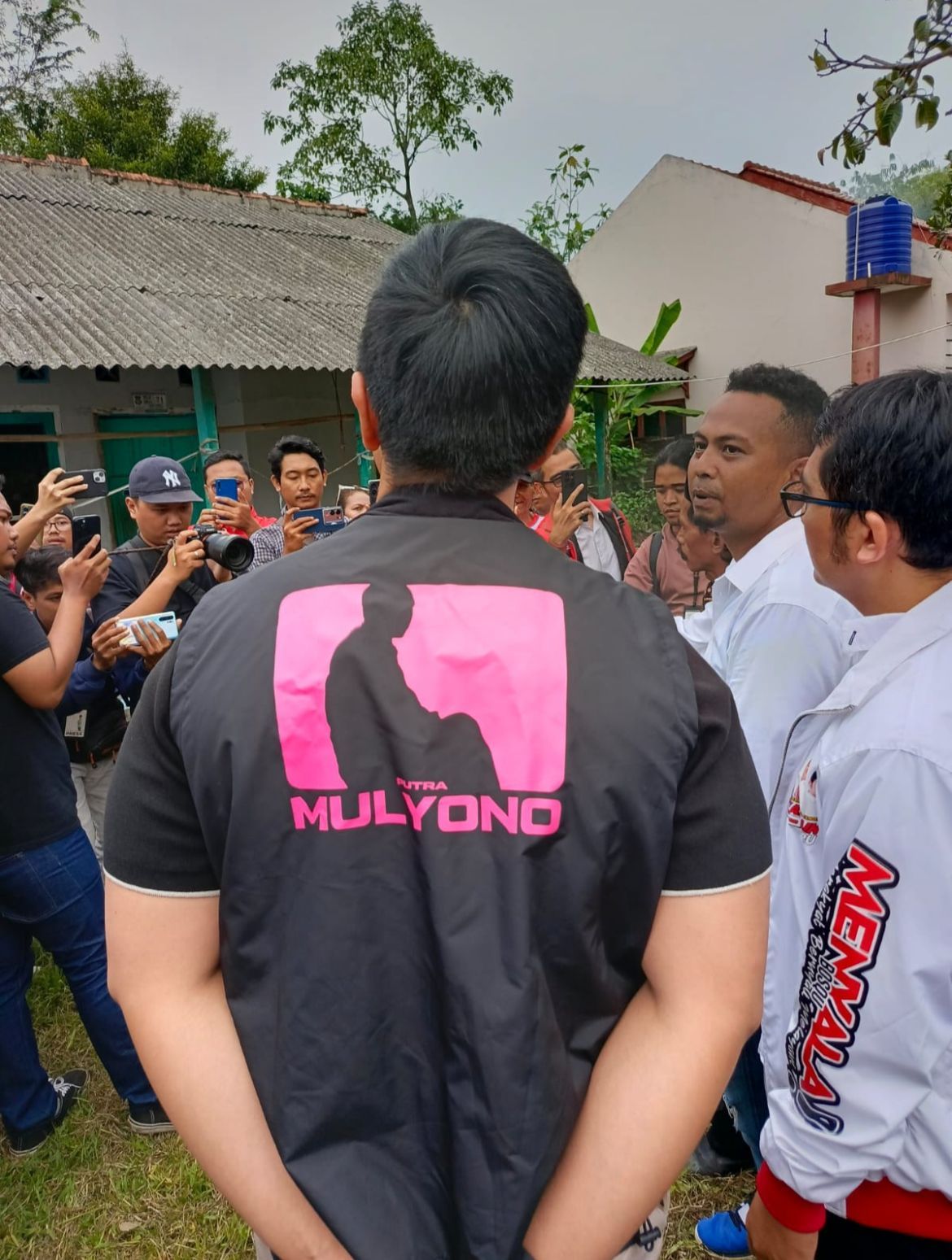 Kaesang pakai rompi 'Putra Mulyono'
