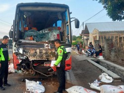 Bus Harapan Jaya Seruduk Truk di Tulungagung