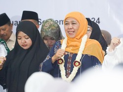 Hadiri Deklarasi Akromy Jatim, Khofifah Terima Naskah Al-Quran Usia 700 Tahun