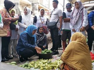 Di Pantura Lamongan, Khofifah Blusukan ke Pasar dan Dialog dengan Nelayan