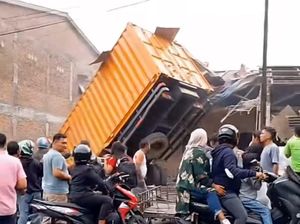 Truk Tabrak Pejalan Kaki-Rumah di Deli Serdang gegara Rem Blong, 1 Tewas