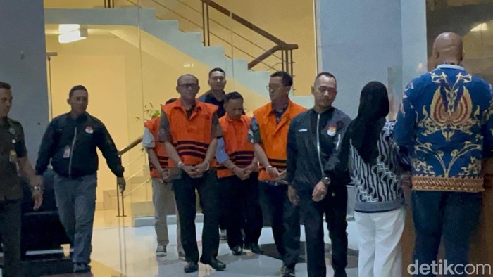 KPK menahan 4 tersangka di permasalahan praduga korupsi Bandung Smart City. (Rumondang/detikcom) KPK menahan 4 tersangka di permasalahan praduga korupsi Bandung Smart City. (Rumondang/detikcom)